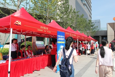 志愿服務(wù)閃耀文明之光 市政務(wù)服務(wù)局開(kāi)展‘紅七月服務(wù)月’政務(wù)服務(wù)專場(chǎng)活動(dòng)暨出入境中介服務(wù)
